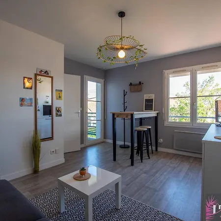 Lumineux Avec Balcon, Parking Proche Des Minimes - Fr-1-825-50 * La Rochelle (Charente-Maritime)