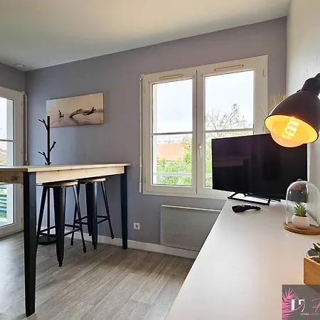 Lumineux Avec Balcon, Parking Proche Des Minimes - Fr-1-825-50 * La Rochelle (Charente-Maritime)